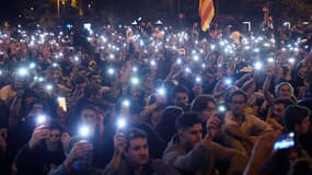 Manifestants indépendantistes assis dans une rue de Barcelone le 19 octobre 2019