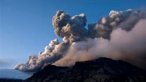 L'éruption du volcan islandais à l'origine d'importantes perturbations dans le trafic aérien en Europe semblait baisser en intensité samedi, mais les autorités demeurent prudentes sur la suite des événements. /Photo prise le 16 avril 2010/REUTERS/Ingolfur