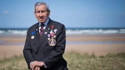 Charles Norman Shay, vétéran de la Seconde Guerre mondiale qui a participé au débarquement du 6 juin 1944, pose le 4 mai 2019 à Omaha Beach.