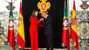 Le président portugais Marcelo Rebelo de Sousa accueille la princesse héritière espagnole des Asturies Leonor, héritière du trône d'Espagne, à son arrivée lors de sa première visite officielle à l'étranger au palais de Belém à Lisbonne le 12 juillet 2024.