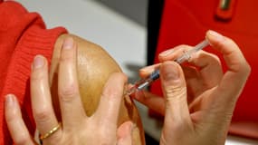 Un pharmacien vaccinant un patient contre la grippe en octobre 2020 à Paris (illustration).
