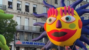 Cinq chars et 1.000 participants ont contribué à la parade qui a lancé la nouvelle édition de Lille 300, samedi 26 avril 2025. 