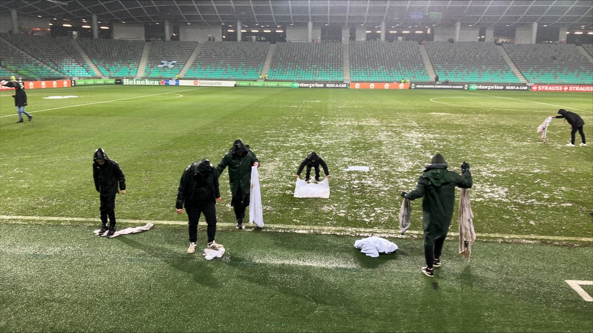 Tous les moyens sont bons pour assécher la pelouse du Stozice stadium 