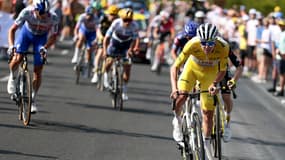 Tadej Pogacar à l'attaque sur la 10e étape du Tour de France 2025