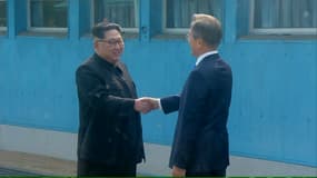 Poignée de main historique entre le dirigeant nord-coréen Kim Jong Un et le président sud-coréen Moon Jae-in, le 27 avril 2018