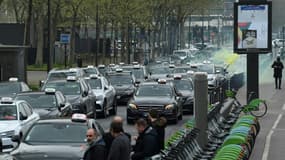 Des centaines de taxis protestent le 30 mars 2022 contre la flambée des prix du carburant sur le périphérique entre Roissy et Bercy