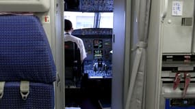 Un pilote dans le cockpit d'un Airbus A320, en 2009. (photo d'illustration)