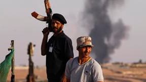 Des combattants anti-Kadhafi quittant la ville de Bani Walid. Les forces du conseil intérimaire au pouvoir en Libye se sont repliées dans le plus grand désordre dimanche après un nouvel assaut avorté contre ce bastion kadhafiste, où elles se sont heurtées