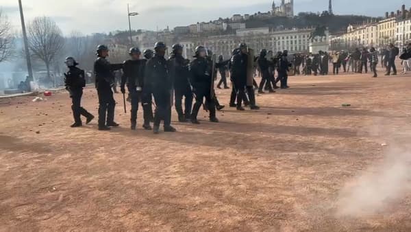 Des policiers lors de la manifestation contre la réforme des retraites à Lyon le 23 mars 2023.