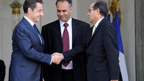 Nicolas Sarkozy et les deux émissaires du Conseil national libyen (CNL), Ali Essaoui (au centre) et Mahmoud Djebril à l'Elysée. La France reconnaît le CNL, qui regroupe les insurgés contre le régime de Mouammar Kadhafi, comme représentant du peuple libyen