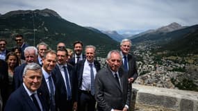 Le programme a été annoncé en marge d'une visite de François Bayrou à Briançon, aux côtés d'Edgar Grospiron, Renaud Muselier, Michel Barnier et du ministre des Transports Philippe Tabarot. 