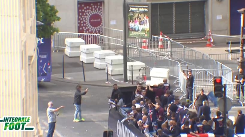 Le bus du PSG quitte les Champs-Elysées, le 1er juin 2025. Le bus du PSG quitte les Champs-Elysées, le 1er juin 2025.
