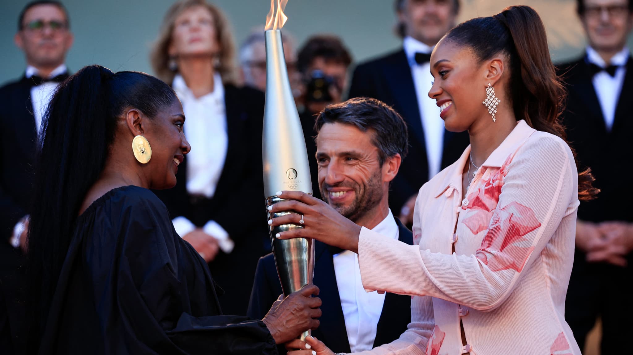 Iliana Rupert passe la flamme olympique à Marie-José Perec le 21 mai 2024 au festival de Cannes Iliana Rupert passe la flamme olympique à Marie-José Perec le 21 mai 2024 au festival de Cannes
