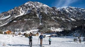 Des skieurs en randonnée à Briançon, début 2024.