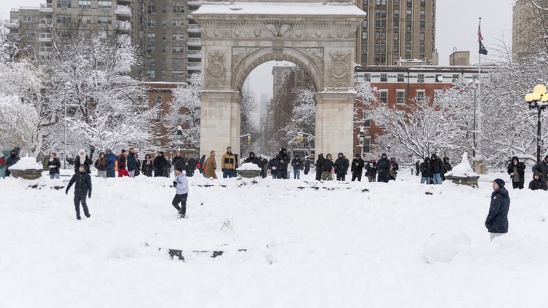Des policiers visés par une pluie de boules de neige à New York, la cheffe de la police dénonce un comportement "honteux" et "criminel"