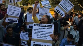 Des Indiens manifestaient vendredi à New Delhi contre Uber, après le viol d'une jeune fille dans une voiture de la société