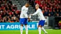 Antoine Griezmann remet le brassard à Kylian Mbappé lors du match Danemark-France (2-0)