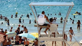 Un surveillant de baignade sur une plage de Marseille en juillet 2012.