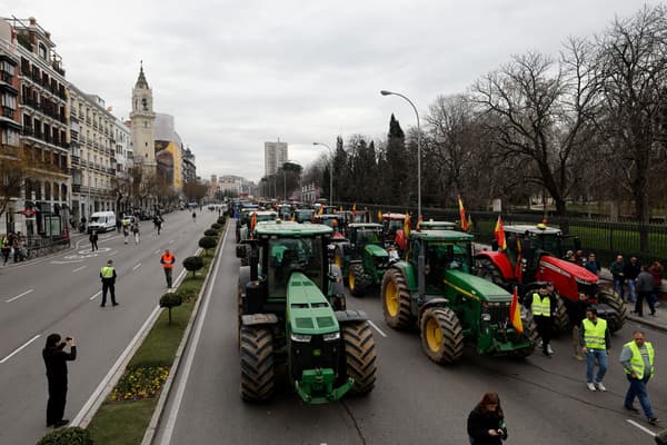 Des tracteurs défilent dans les rues de Madrid, le 21 février 2024