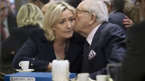Jean-Marie Le Pen embrasse sa fille Marine Le Pen dans un café à Paris en avril 2014