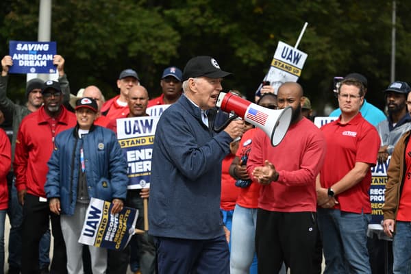 Le président américain Joe Biden s'adresse aux membres du syndicat United Auto Workers (UAW) en grève devant l'usine General Motors Service Parts Operations à Belleville, Michigan, le 26 septembre 2023.