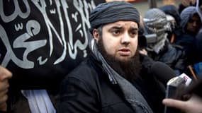 Mohammed Achamlane porte-parole de Forsane Alizza, tient une conférence de presse, le 27 janvier 2012 à Paris.