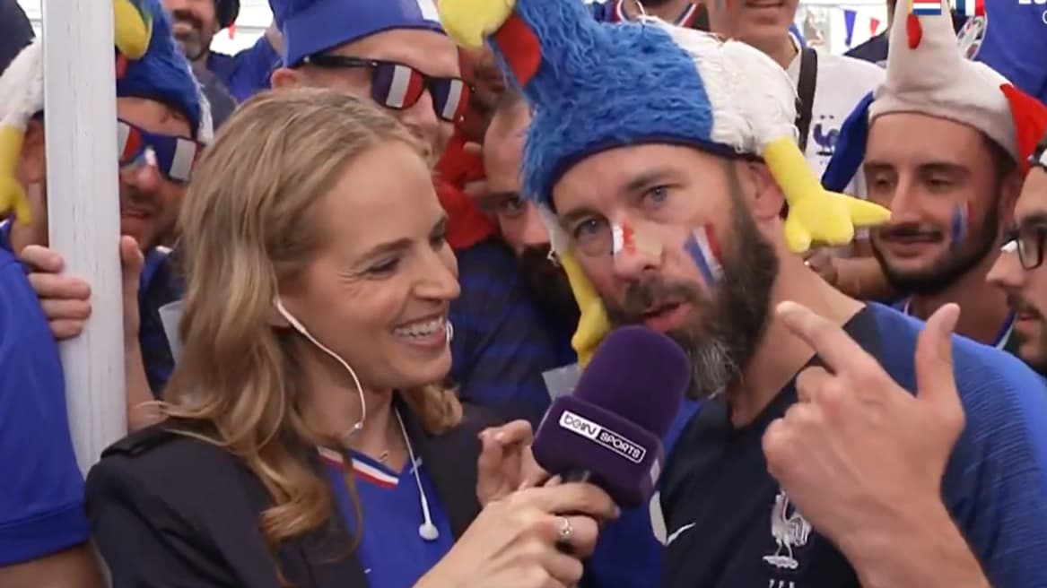 La journaliste de beIN Sports Claire Arnoux avec des supporters de l'équipe de France avant le match face aux Pays-Bas La journaliste de beIN Sports Claire Arnoux avec des supporters de l'équipe de France avant le match face aux Pays-Bas
