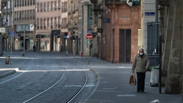 Un senior à Strasbourg le 18 mars 2020, pendant le confinement (photo d'illustration)