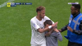 Neymar a offert son maillot à un garçon entré sur le terrain.