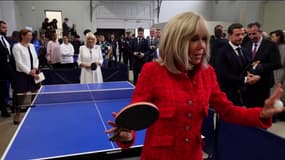 Brigitte Macron (au premier plan) et la reine Camilla échangent quelques balles de ping-pong lors d'une visite à Saint-Denis, le 21 septembre 2023.
