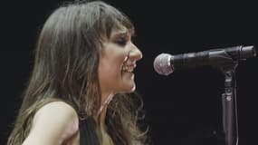 La chanteuse Eva Amaral dans une vidéo live de son morceau "Salta"