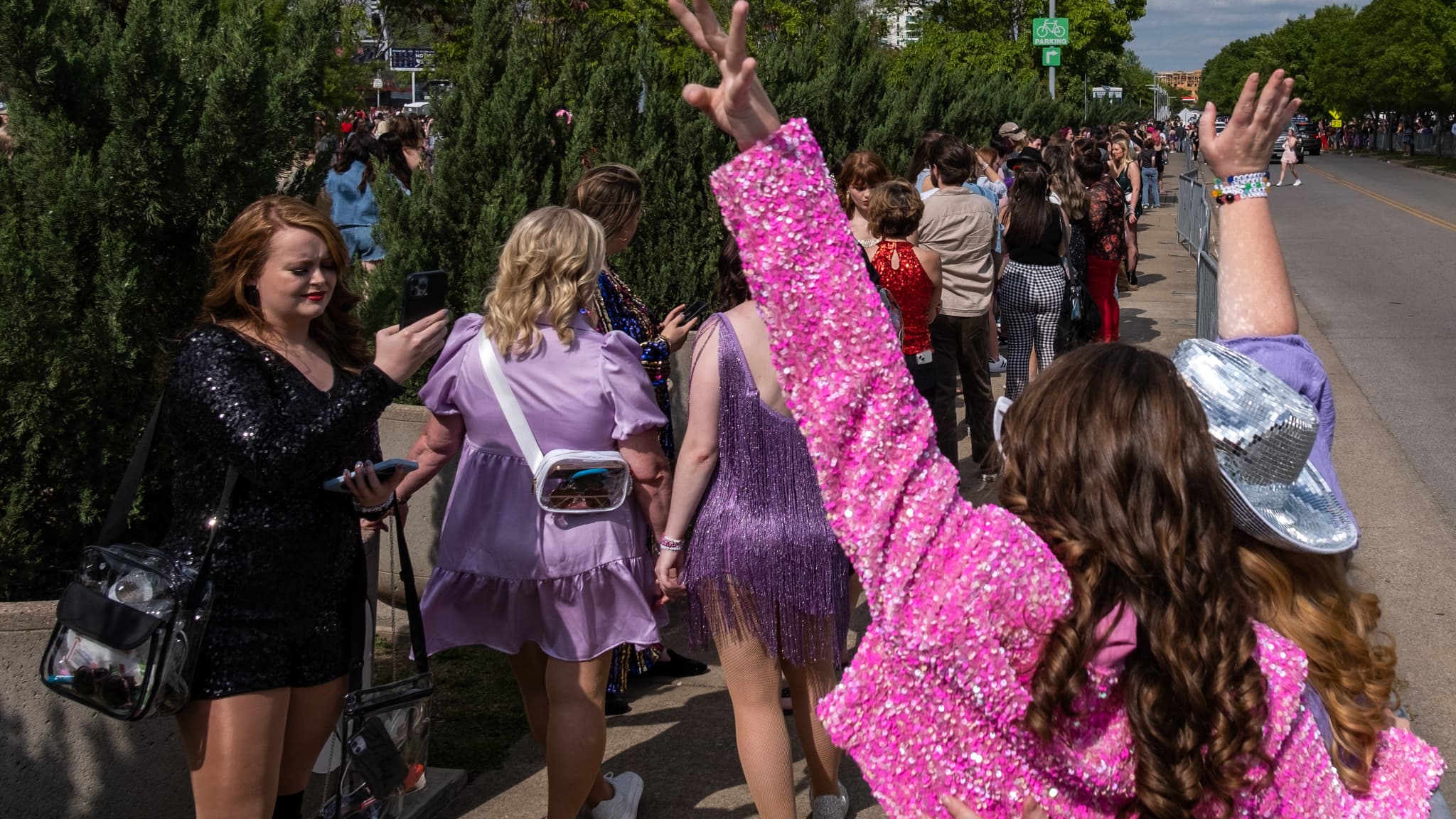 Des fans de Taylor Swift font la queue à l'entrée de son concert à Nashville, dans le Tennessee, le 6 mai 2023. Des fans de Taylor Swift font la queue à l'entrée de son concert à Nashville, dans le Tennessee, le 6 mai 2023.