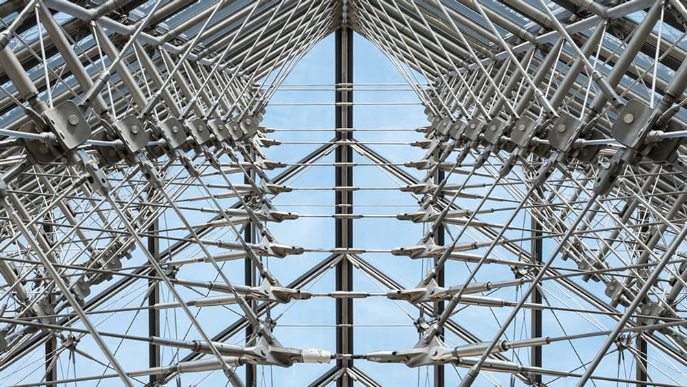 Vue du réseau métallique de la pyramide. Vue du réseau métallique de la pyramide.