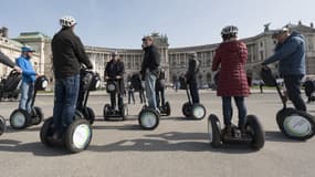 Touristes en gyropodes à Vienne en Autriche.
