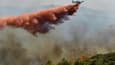 Un avion largue du retardant sur un incendie près de Gignac, le 26 juillet 2022 dans l'Hérault