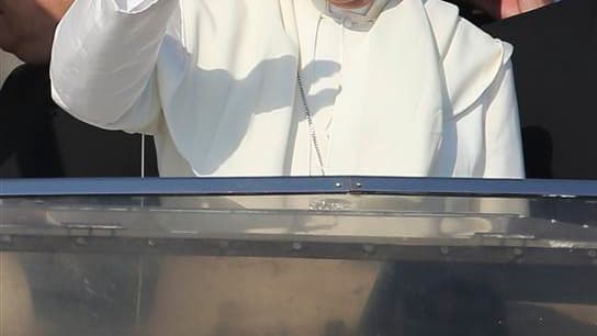 Le pape François est arrivé lundi matin à Lampedusa pour marquer sa solidarité avec les migrants africains qui abordent chaque année sur cette île italienne située entre la Sicile et la Tunisie et rendre hommage à tous ceux qui ont péri en mer en tentant