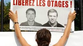 Portraits de Stéphane Taponier (à gauche) et Hervé Ghesquière, journalistes de France 3 détenus en Afghanistan depuis plus de six mois. Selon le ministre français des Affaires étrangères, Bernard Kouchner, il n'est pas question de faire payer les frais de
