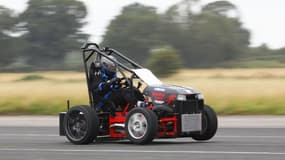 EN VIDEO - Il atteint la vitesse de 230 km/h... avec une tondeuse à gazon