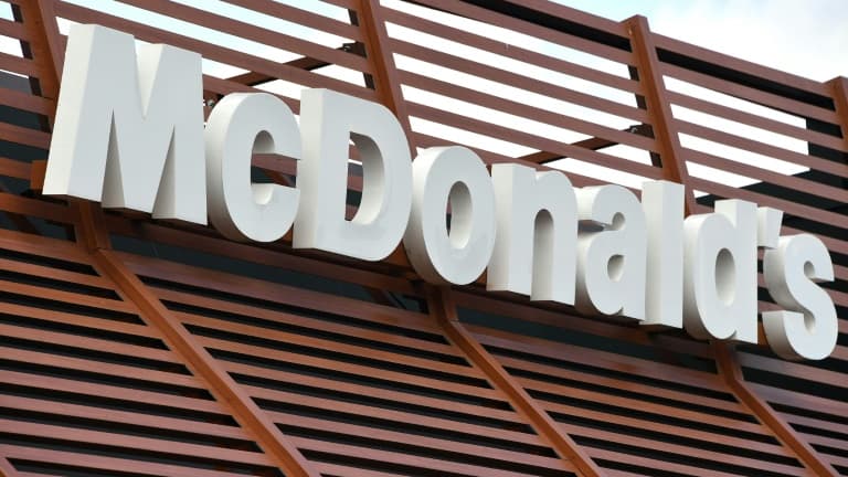 Een stel vindt tientallen jaren oude McDonald’s-frietjes aan de muur van hun huis