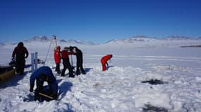 Des chercheurs forant des trous pour collecter des sédiments au lac Hazen, au Nunavut, afin d'étudier le risque de "débordement viral".