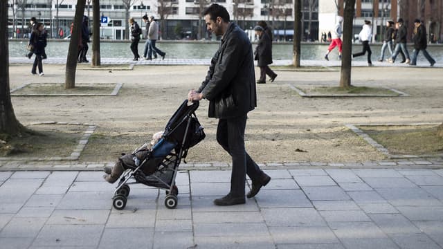 Un père et son enfant en 2013 à Paris. (photo d'illustration) 