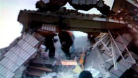 Maisons détruites à Yushu, dans la province chinoise du Qinghai. Le bilan du séisme de magnitude qui a secoué mercredi le haut plateau tibétain, dans le sud-ouest de la Chine, a fait environ 300 morts et plus de 8.000 blessés, rapporte la télévision offic
