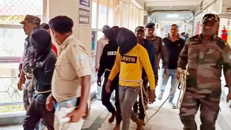 Des policiers escortent des hommes accusés d'avoir agressé brutalement une Espagnole jusqu'à un tribunal de district de Dumka, dans l'État indien du Jharkhand, le 4 mars 2024.