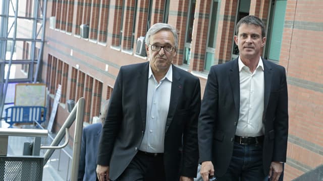 Francis Chouat (à gauche), favori de l'élection législative partielle de l'Essonne, aux côtés de Manuel Valls en 2017.