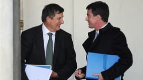 Jean-Pierre Jouyet et Manuel Valls ont affiché une certaine sérénité en pleine tempête, mercredi à la sortie du Conseil des ministres.