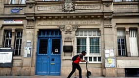 Un adolescent passe devant une école du 12e arrondissement de Paris, le 24 avril 2020. (PHOTO D'ILLUSTRATION)