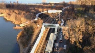 Les premières images du train qui a déraillé à New-York le 1erdécembre 2013.