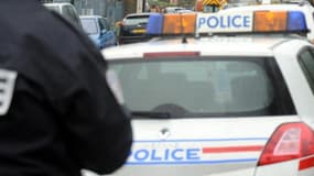 La police est à la recherche des deux agresseurs présumés de la jeune fille.