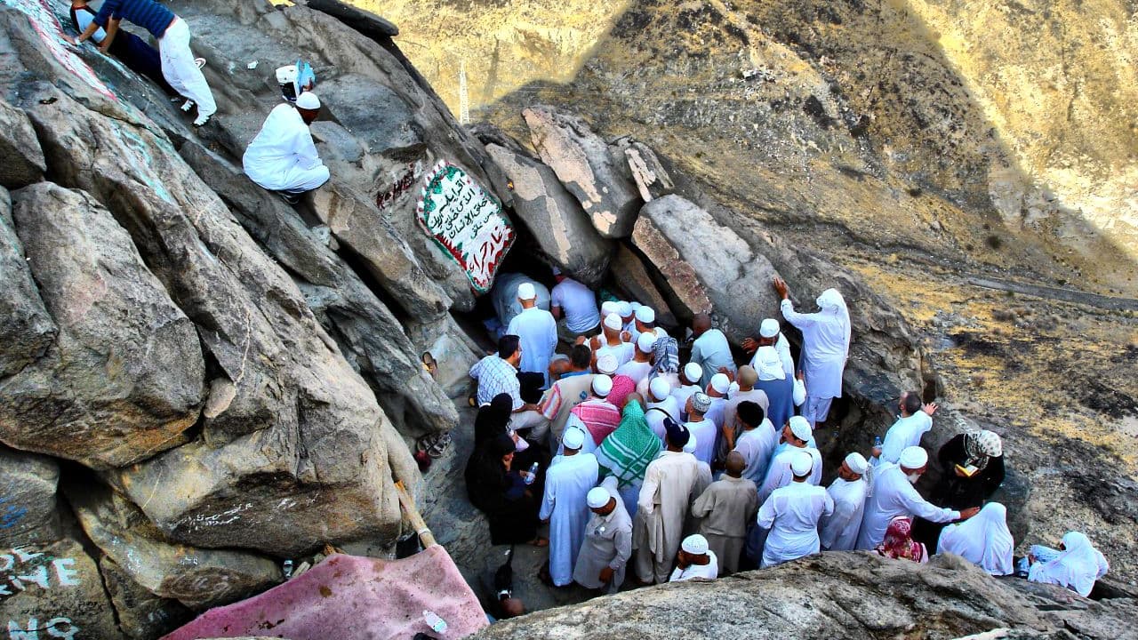 Des musulmans visitant la grotte de Hira, en Arabie saoudite, où la tradition islamique assure que Mahomet a reçu ses premières révélations. Des musulmans visitant la grotte de Hira, en Arabie saoudite, où la tradition islamique assure que Mahomet a reçu ses premières révélations.