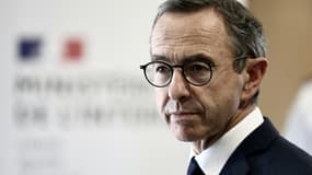 Le ministre français de l'Intérieur Bruno Retailleau lors d'une conférence de presse au commissariat du 20e arrondissement de Paris, le 24 juillet 2025